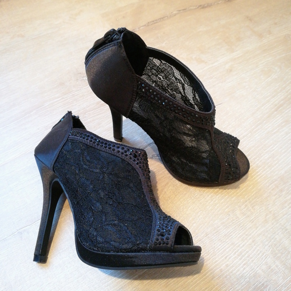 ✨ NEW Beautiful Satin Lace Open Toe Heels